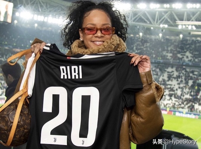 巨星蕾哈娜低调现身世界杯,蕾哈娜舞台服饰