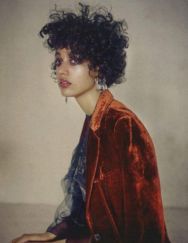 丝绒打底秋冬高级感 (今年秋冬丝绒要火高级又显气质)