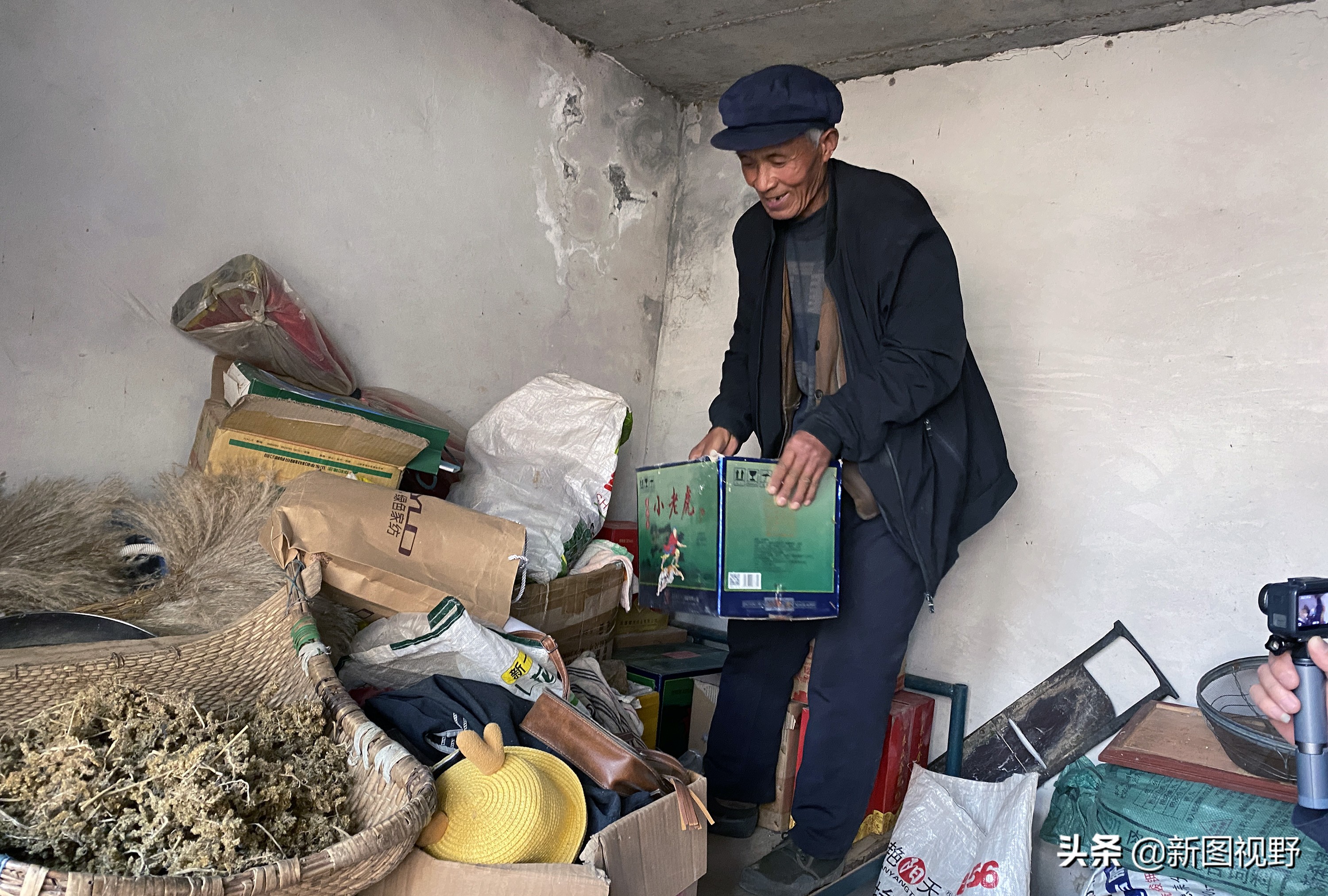 山村游玩,200元买大爷两箱“老酒”,帮我鉴定下是否中奖了