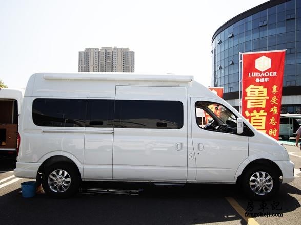 外表普通内装豪华的房车,简约的房车