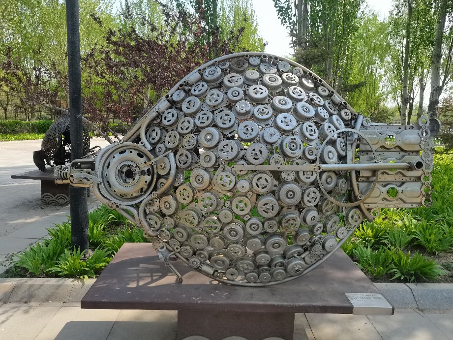 吃饱了来公园走走,吃饱喝足广场散步