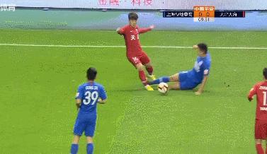 中超废人式铲球,中超联赛出现两废人动作