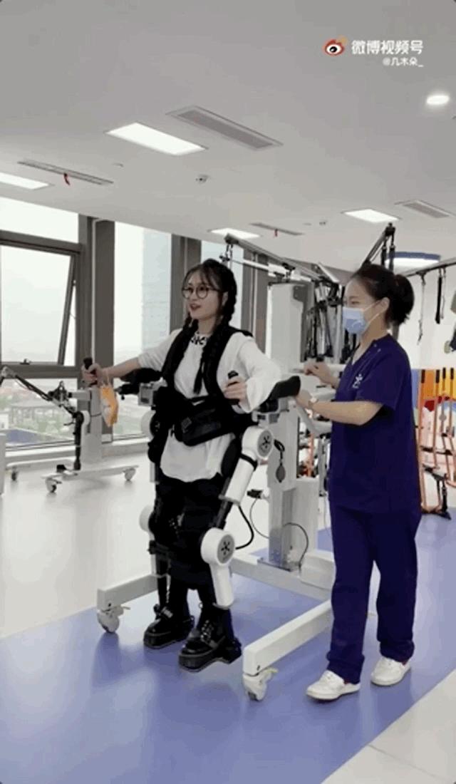 瘫痪小姐姐借助外骨骼自主行走,瘫痪小姐姐靠自己站起来