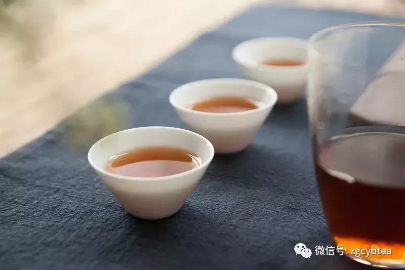 喝茶的时候总感觉嘴里咸得很,喝茶嘴里发甜咋回事