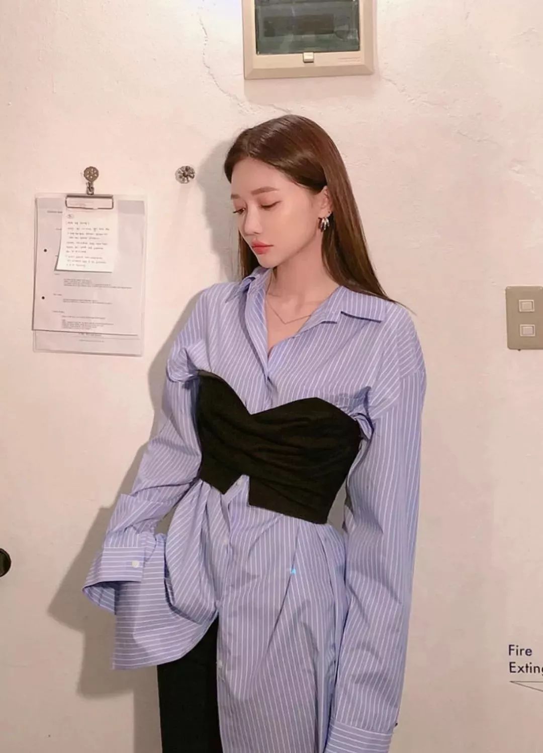 吊带裤穿搭,连体吊带裤怎么搭配才好看