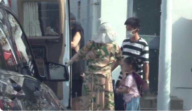 张杰谢娜同框只能看见侧脸,张杰谢娜一家四口的第一次同台