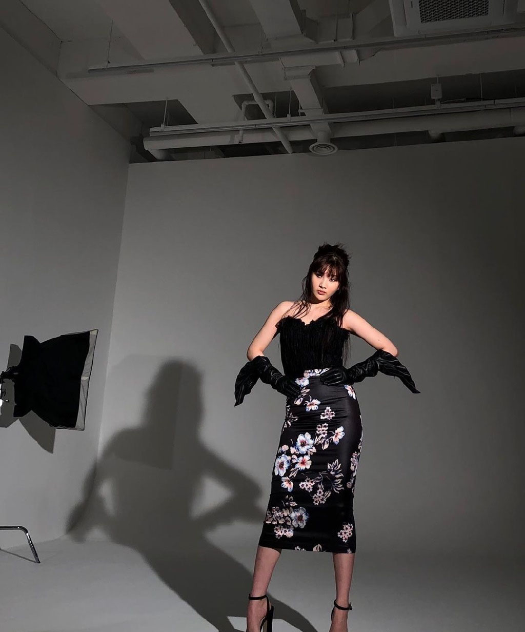 朴秀荣碎花裙,朴秀荣穿黑色连衣裙