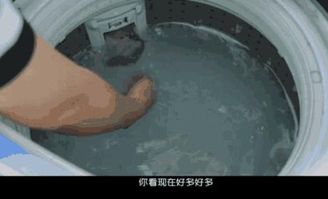 用洗衣液洗干净衣服小技巧,脏的衣服放进洗衣机就能洗干净
