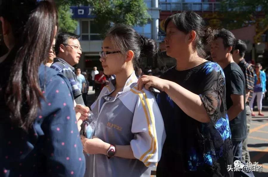令人泪目的99张照片高考,高考家长等待图片