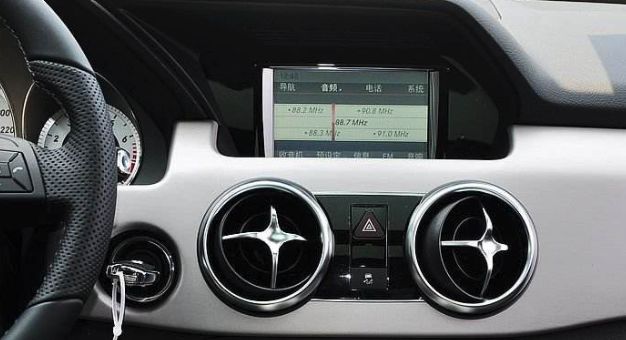 奔驰S换装特斯拉式中控大屏,车主说:更想要外国表!大屏太廉价