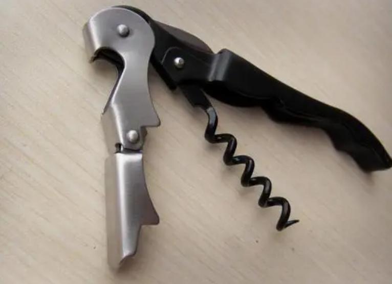 红酒开瓶器断在瓶塞子了怎么办,红酒开瓶塞断了怎么办