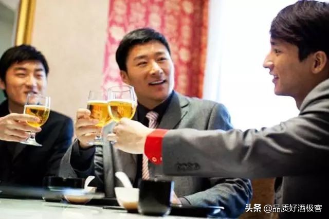 在酒桌上不想喝酒怎么办,在酒桌上不喝酒怎么应付场面