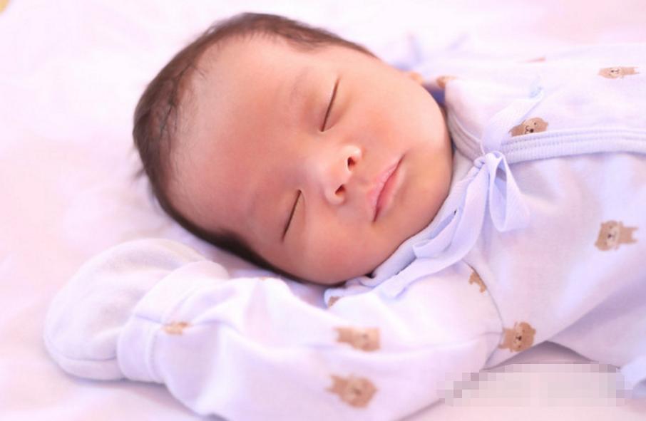 婴儿睡出尖脑瓜怎么办,新生儿脑壳尖