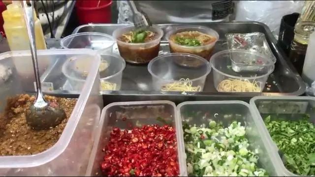 95后夫妻摆摊卖烧烤,95后夜市夫妻档一天收入9000元