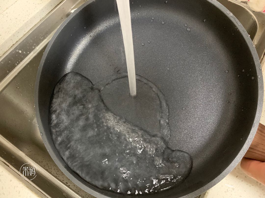 用过的不粘锅的正确开锅方法,新买不粘锅使用前怎么开锅