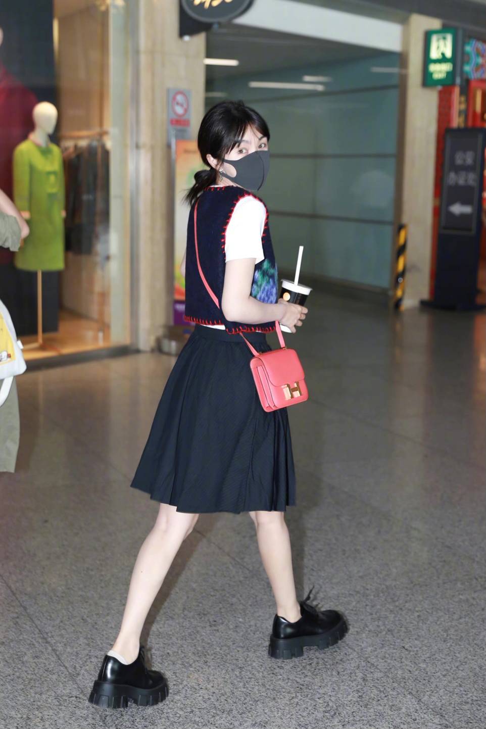 李菲儿羊羔绒外套搭配图,李菲儿苹果绿夹克