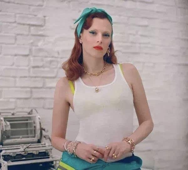 赵丽颖天鹅颈闪电腰,赵丽颖一袭长裙惊艳众人