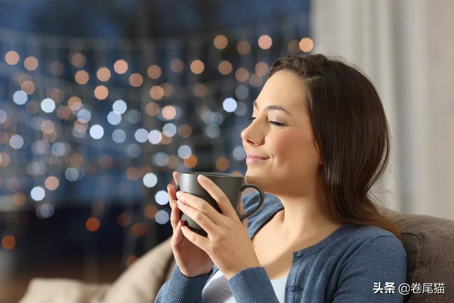 一杯咖啡带来夏日冰爽的快乐,香浓的咖啡希望这个冬天有惊喜