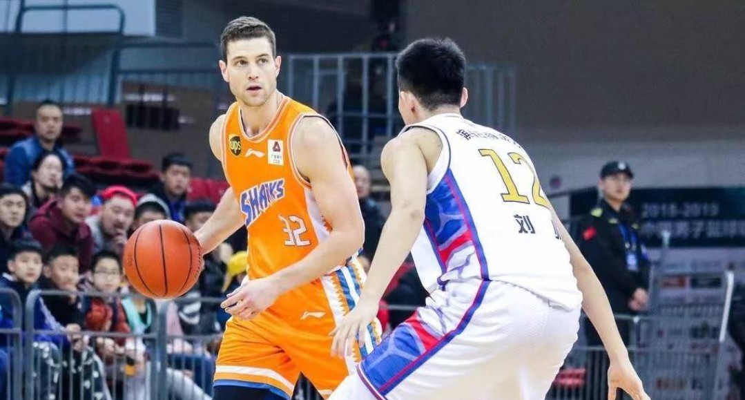 nba球迷穿宏远的衣服,nba球场球迷穿客场球衣