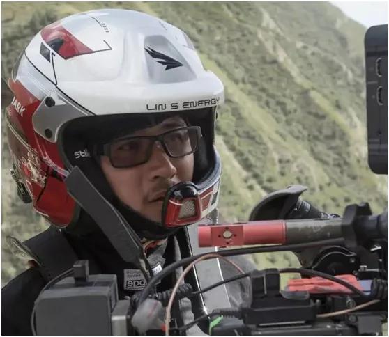 韩寒主要靠什么生存,38岁韩寒年轻图