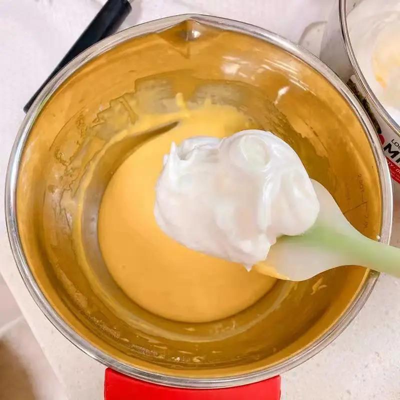 电饭煲蛋糕正宗做法只需三个鸡蛋,5个鸡蛋不分离做蛋糕电饭煲