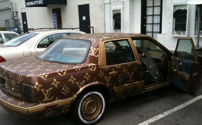 背仿大牌的包包尴尬吗,背高仿容易被看出来吗