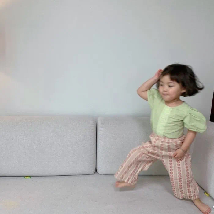 罗熙站在板凳上的情侣头像,罗熙彩色头像图片