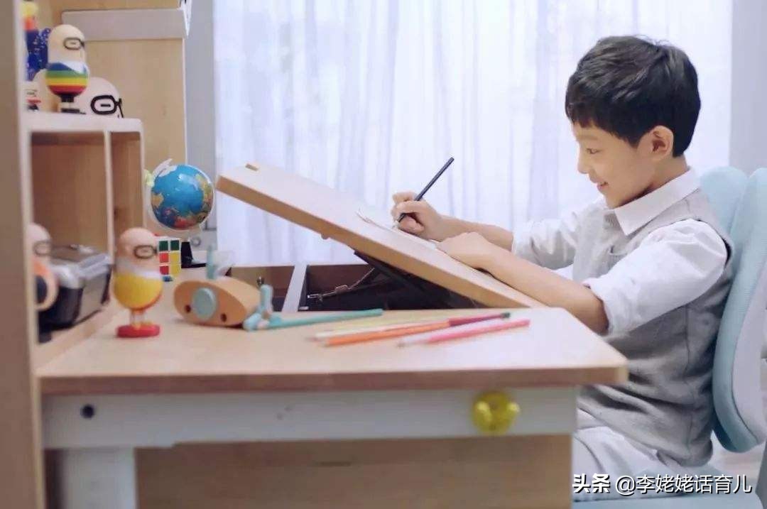 六年级学生补作业,孩子补写寒假作业