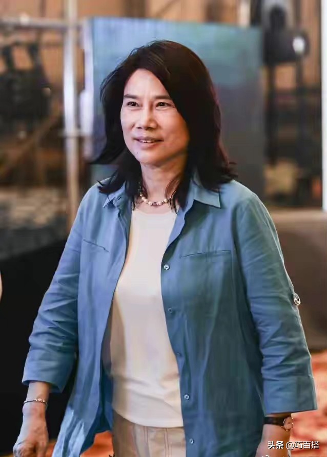 董明珠冬季服装搭配图片,60岁董明珠穿衣搭配