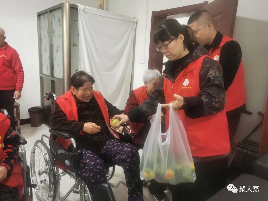 陪老人度过美好重阳节，大荔金龙、鸿运驾校、秦东考务中心在行动