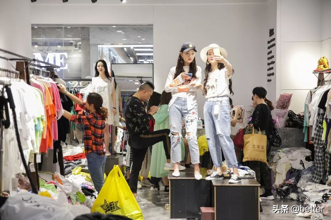 多福路上的女人