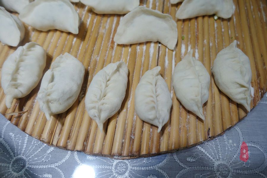 吃饺子不放肉,全家人还都吃得有滋有味的,孙女吃得最开心