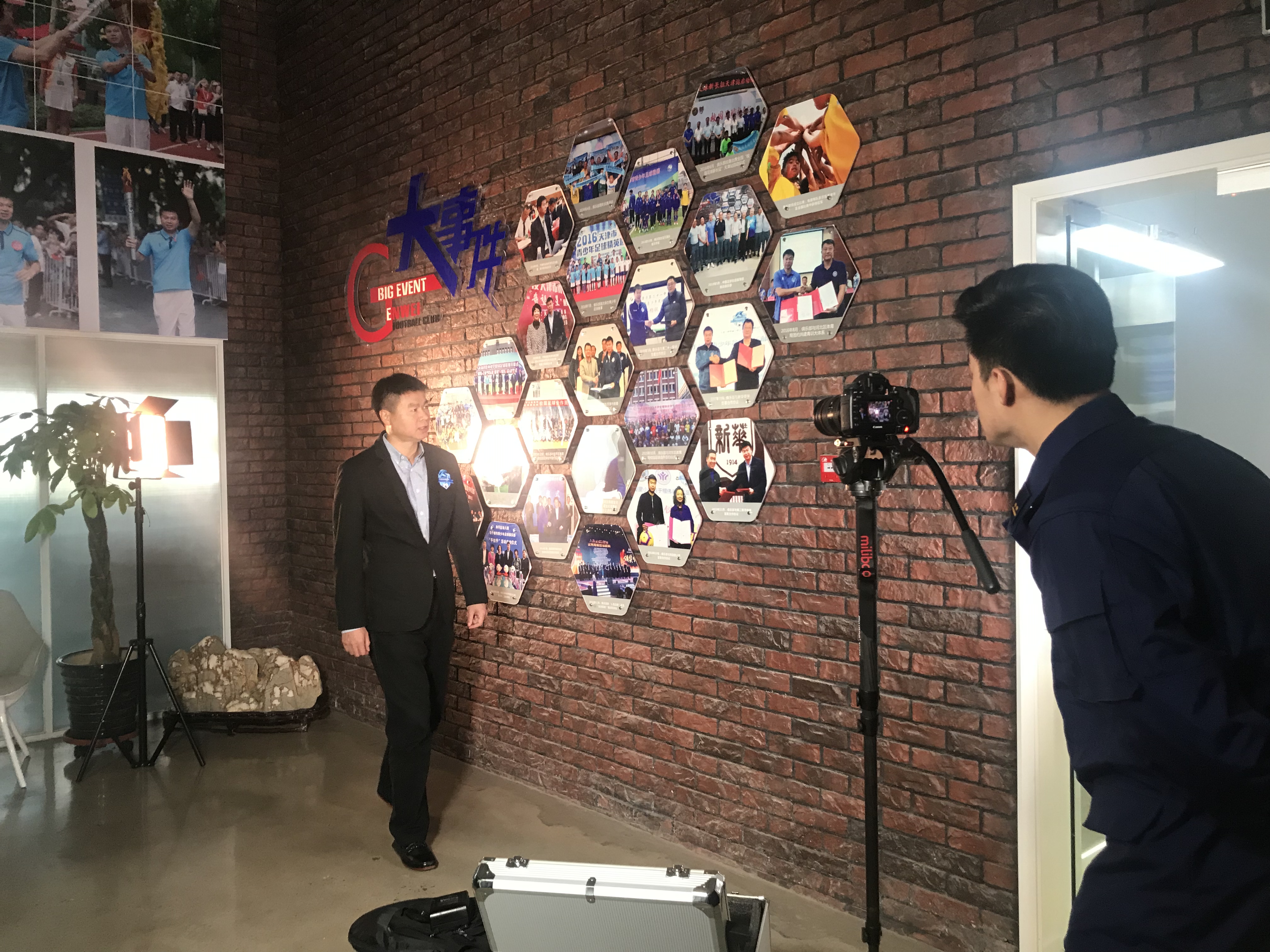 戴上耳机进行屏幕录制,戴上耳麦就开始了一天的工作