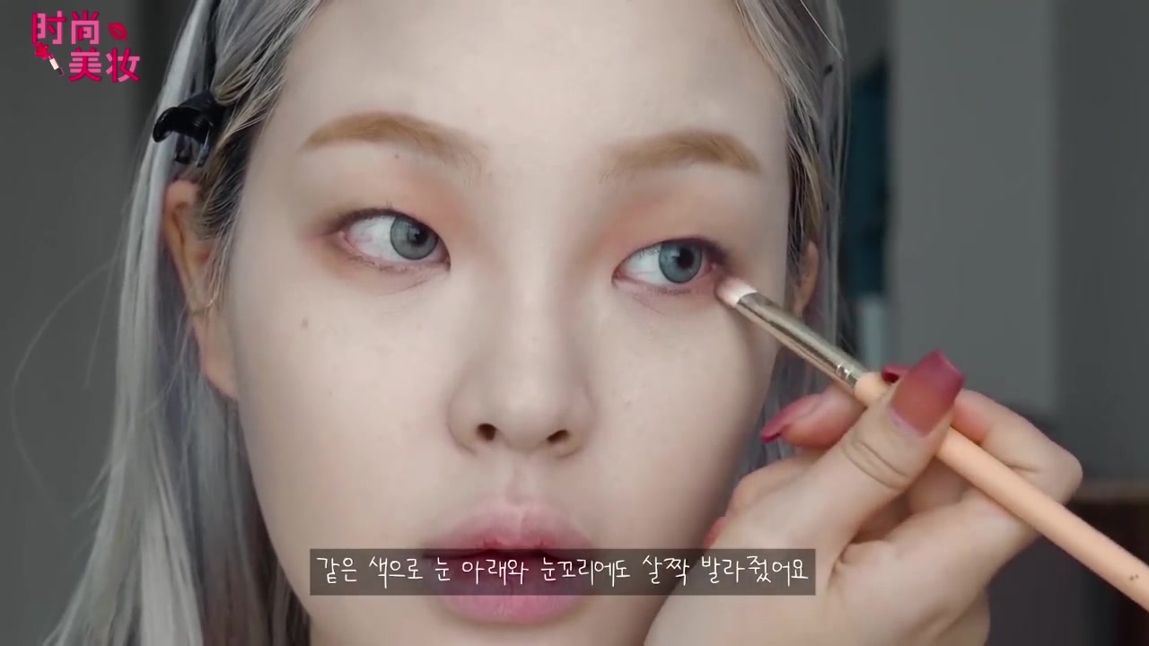 欧美妆教程蓝眼影,蜜桃色眼妆教程冬季暖心少女眼妆