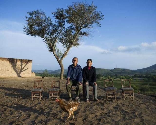 父母双亡后，我独立抚养弟弟长大，他在婚礼上的做法让我又哭又笑