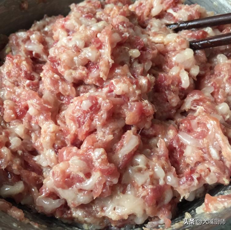 10斤肉馅做红烧狮子头放多少盐,红烧狮子头的经典做法软烂入味