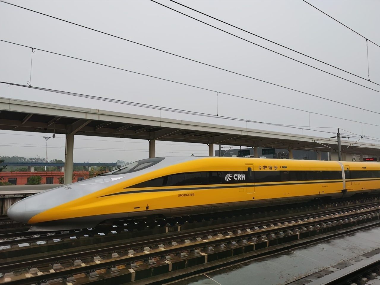 高铁铁轨为什么有很多石头,高铁那么快铁轨上有障碍怎么办