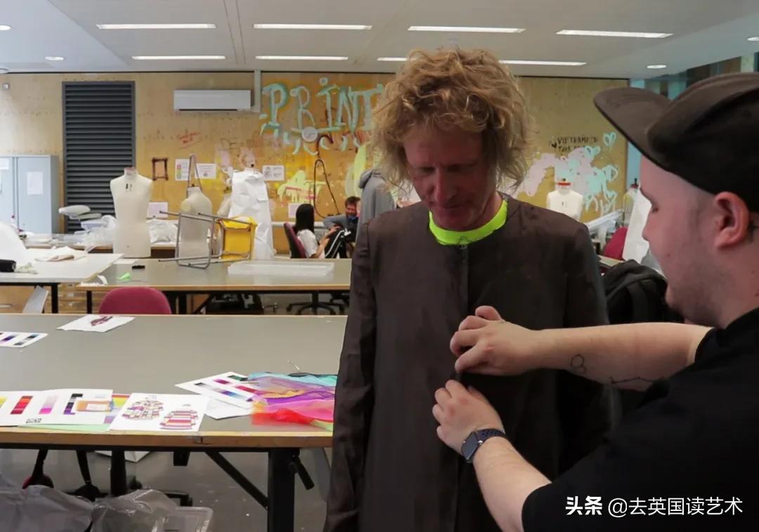 他以一己之力，让UAL的毕业典礼变成“女装大佬”的异装盛会