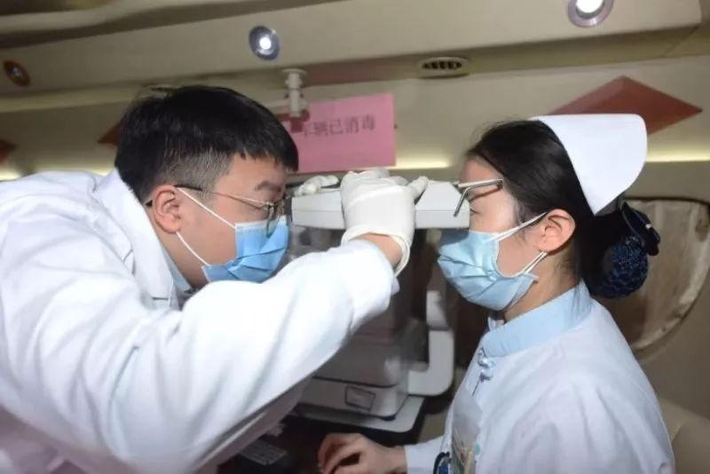 眼镜人在行动|疫情下的「空城」重庆,爱心在蔓延