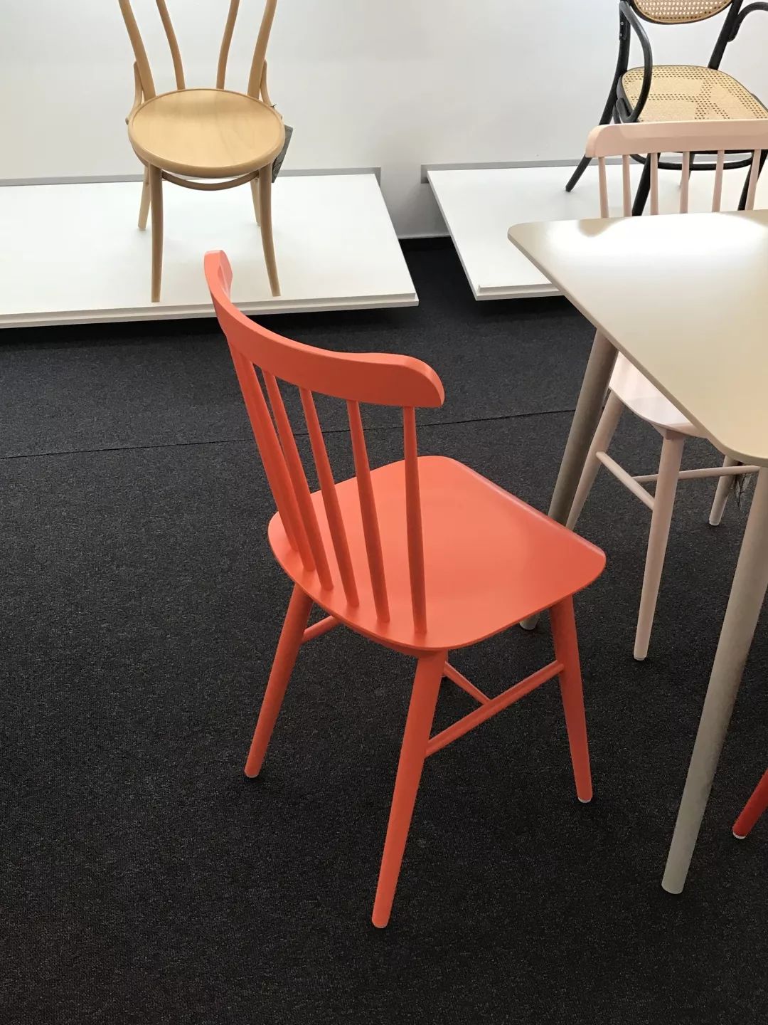 探访TON工厂看经典椅子背后的故事|疯狂24h我们去捷克干了啥?