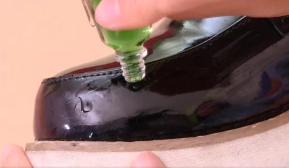 皮鞋上的划痕用风油精怎么处理,漆皮皮鞋有黑印怎么处理