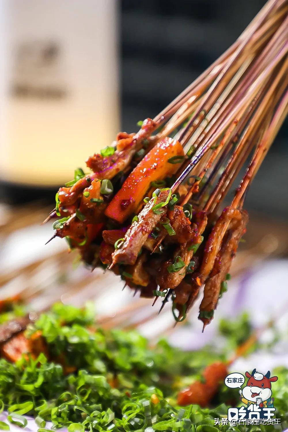 成都贰麻酒馆点啥酒,成都爆火的贰麻酒馆携手泸州老窖