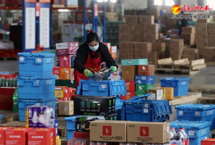 共计99万元，乌鲁木齐经开区,头屯河区为18家企业商超下发补贴