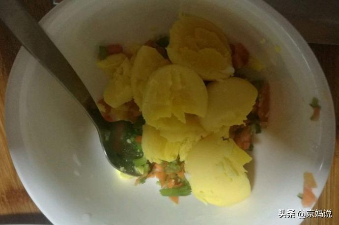 9个月宝宝可以吃一个蛋黄吗,9个月的宝宝能吃一个鸡蛋吗