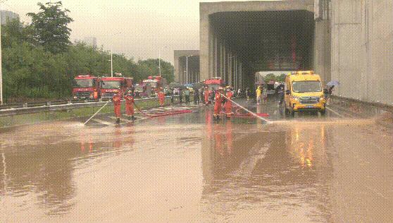 深圳暴雨致多人被困消防紧急救援,深圳暴雨引发洪水浸死车内司机
