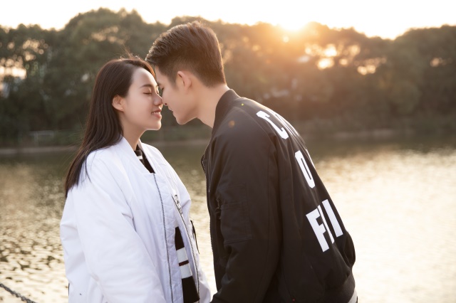 “借我的20万块钱买房，为什么与别的女人同住”“因为你傻呀”