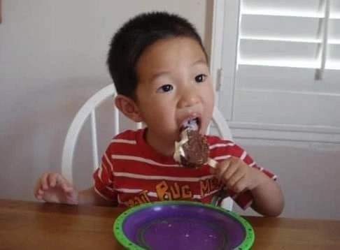 姐姐坑弟弟黄瓜变雪糕,姐姐套路弟弟视频