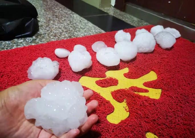 大连突降冰雹多车受损车顶被击穿,大连突降冰雹