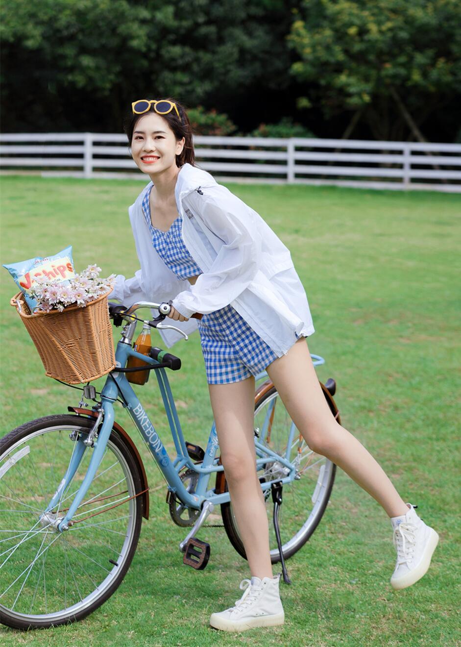 夏天男生黑色短裤搭配什么上衣,白色短裤配什么上衣和鞋子好