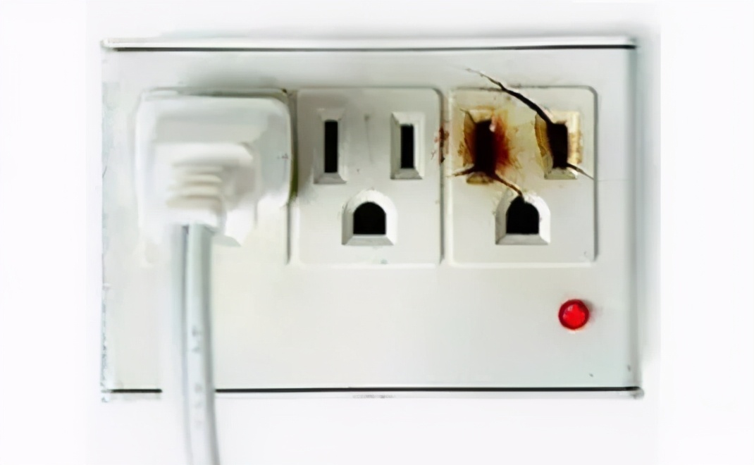 拔插头的时候为什么会有“火花”？